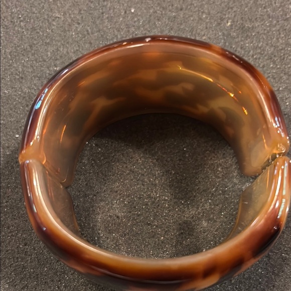 Wide Hinged Tortoise Shell Patterned Bangle Bracelet - Picture 2 of 3